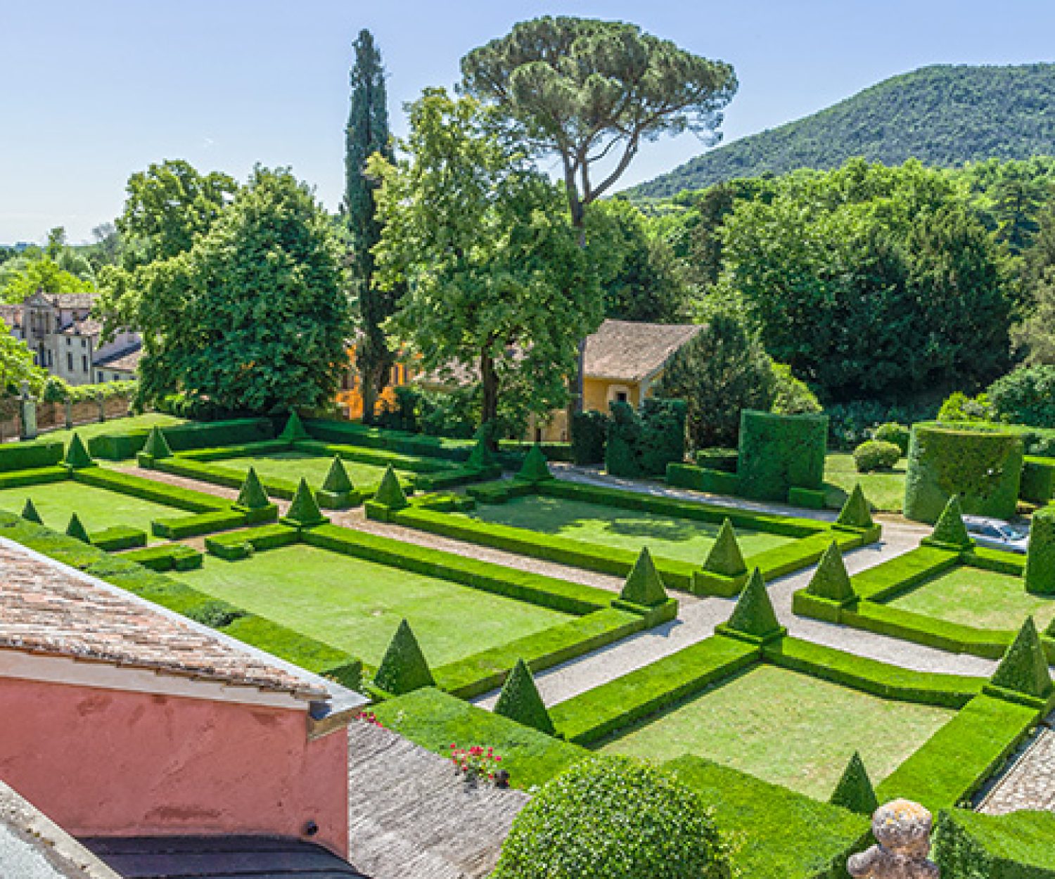 Potature parter di bossi davanti alla villa