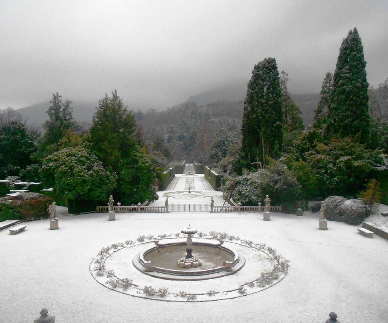 Viale centrale innevato Valsanzibio Giardino